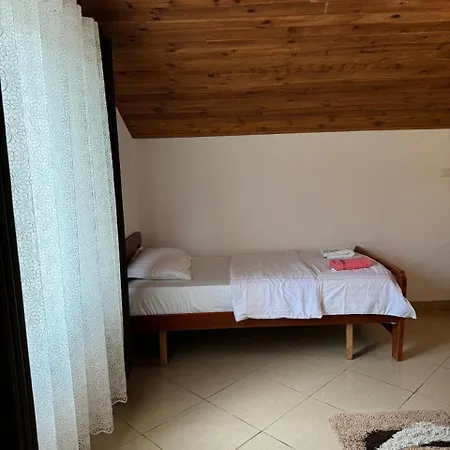 Zefi Rrenc Bed & Breakfast 3*