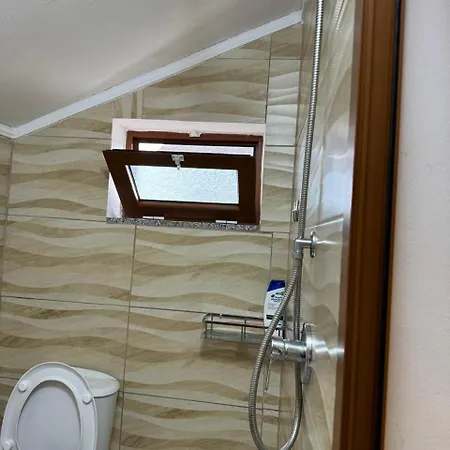 Zefi Rrenc Bed & Breakfast Papaj