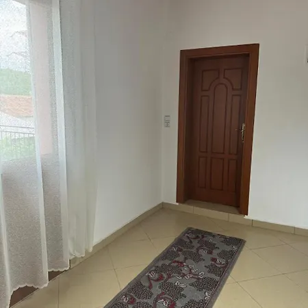 Zefi Rrenc Bed & Breakfast *